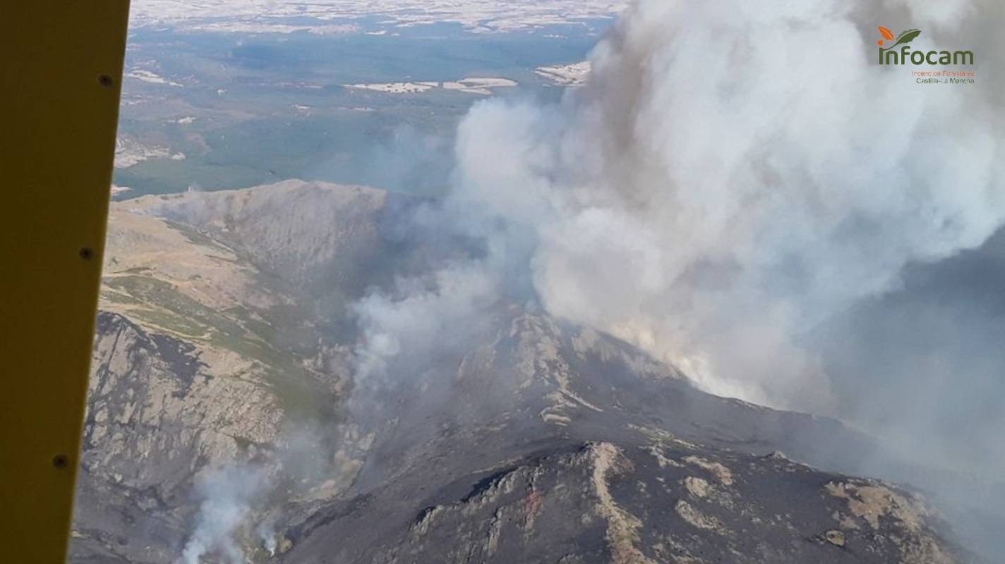 El incendio de Peñalba de la Sierra sigue más vivo que nunca. Foto: Infocam.