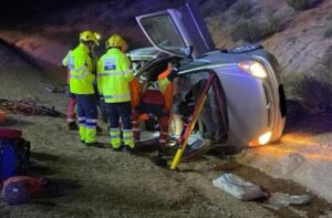 Así quedó el coche tras salirse de la vía. Foto: Cpeis Toledo.