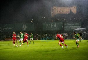 Una imagen del CD Toledo-Sevilla FC con un Alcázar de fondo menos visible por la lluvia Foto: Rebeca Arango.