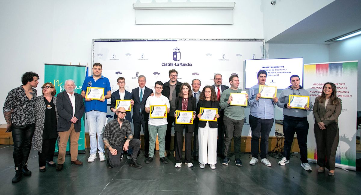 Entrega de diplomas en el Archivo Regional.