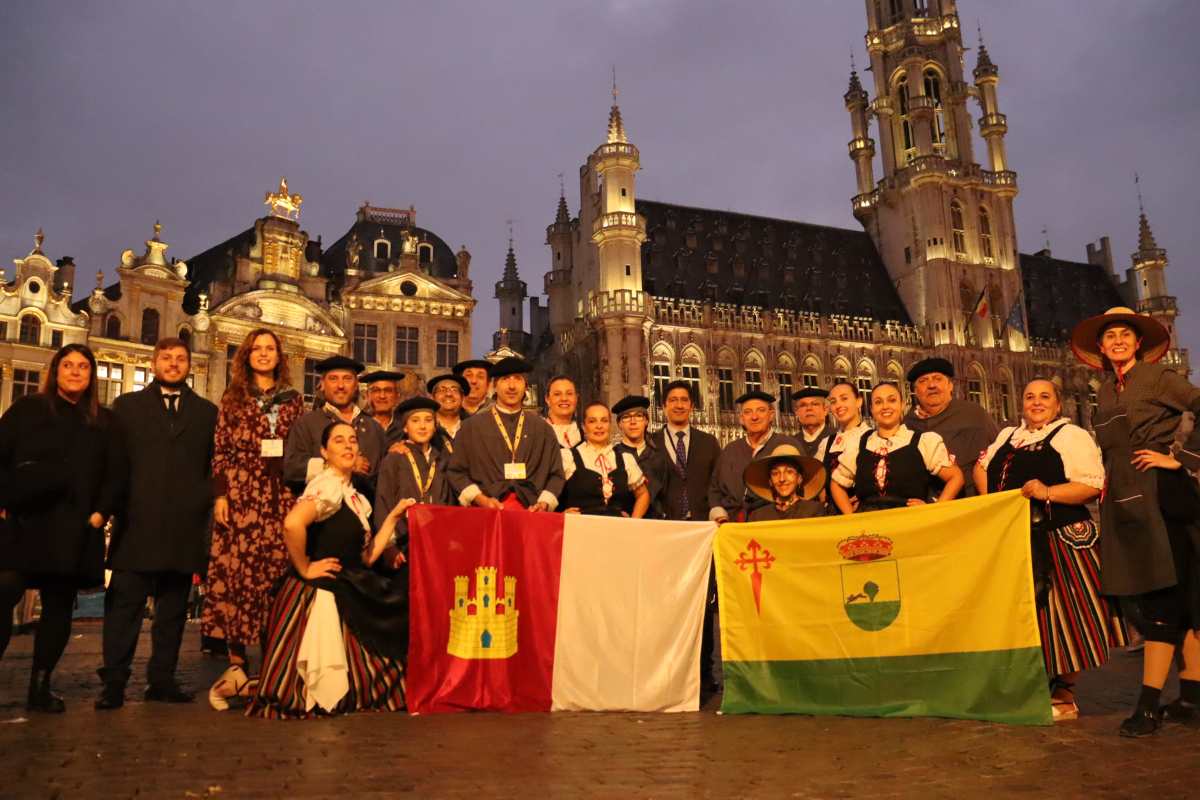 Actuación del grupo folclórico en la Grand Place de Bruselas