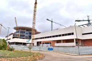 Construcción del nuevo hospital de Puertollano, en una imagen de abril de 2025
