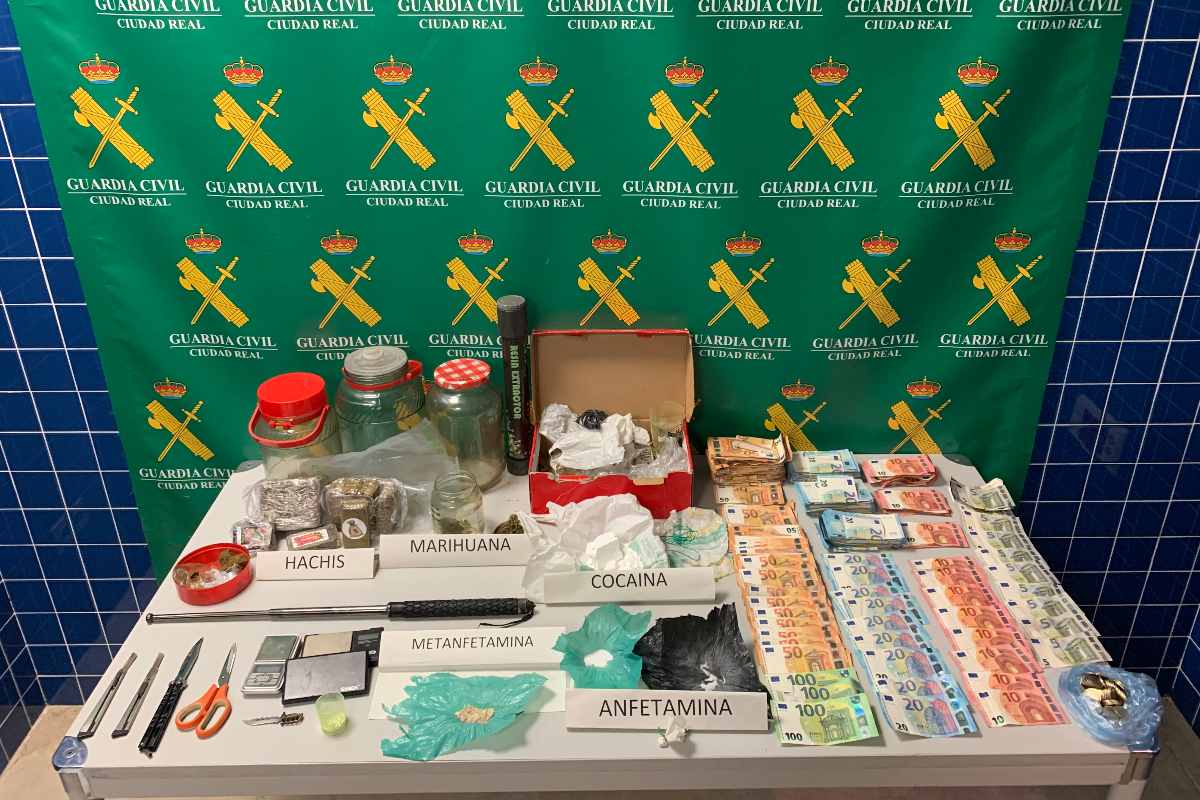 Droga y dinero en efectivo incautado por los agentes