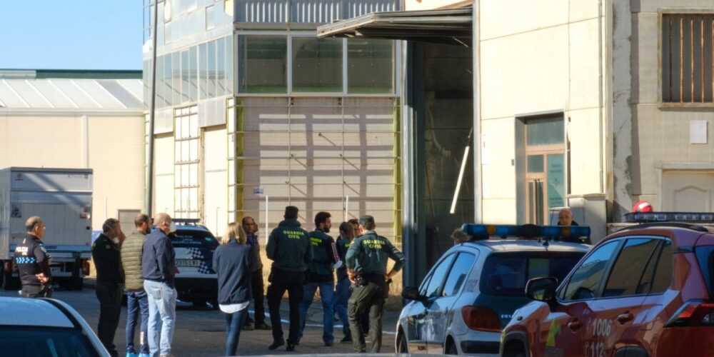 Efectivos de la Guardia Civil y la Policía Local en el lugar donde se ha producido el suceso