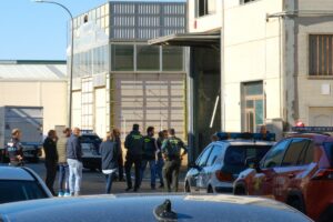 Efectivos de la Guardia Civil y la Policía Local en el lugar donde se ha producido el suceso