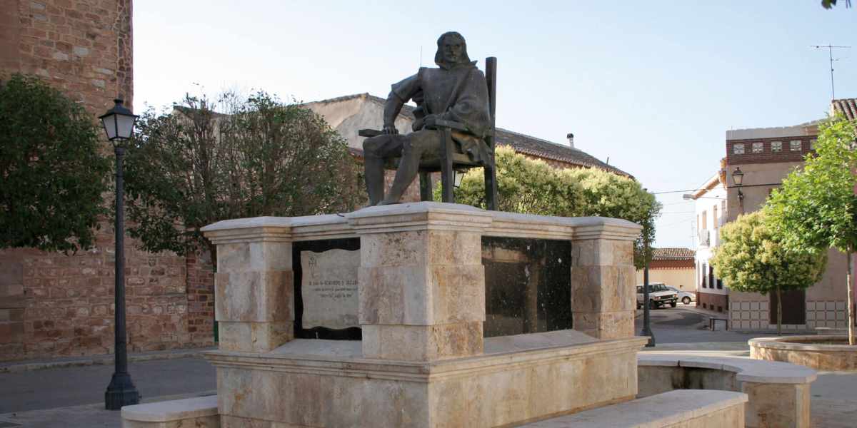 Estatua de Quevedo en el municipio