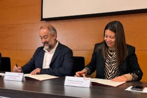 Firma del convenio entre el rector y la consejera de Bienestar Social