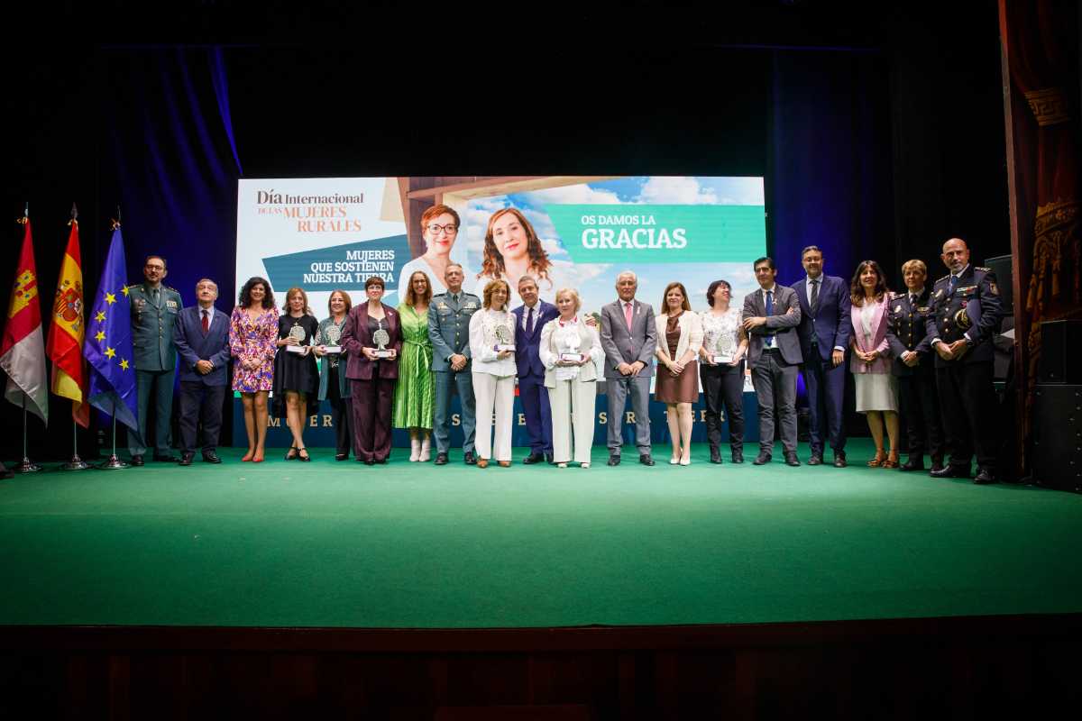 Foto de familia de autoridades y premiados