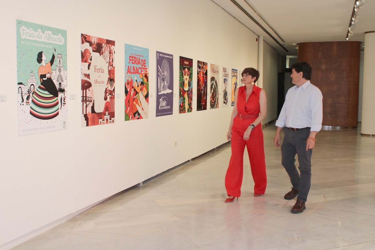 Foto de la inauguración exposición carteles de la Feria de Albacete 2025