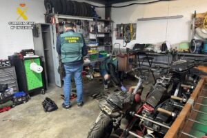 Registro de la nave donde la Guardia Civil de Almansa recuperó los objetos robados