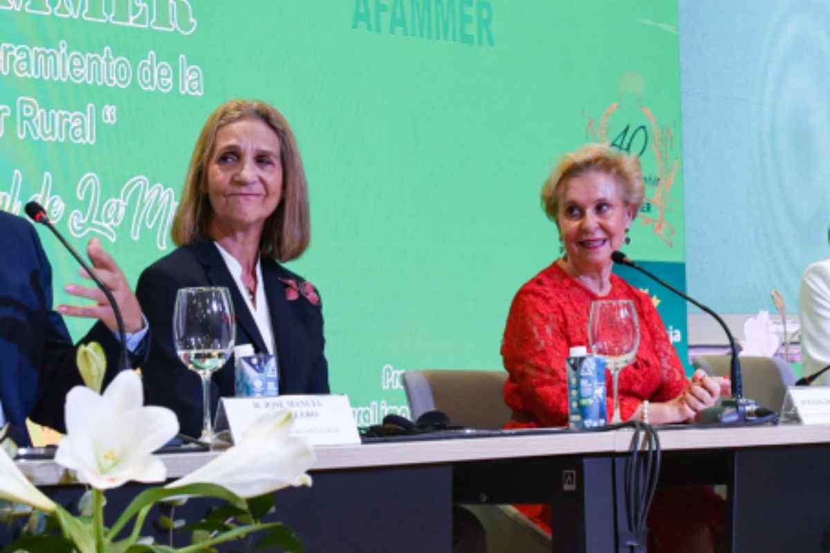 Imagen de archivo de la infanta Elena y la presidenta de Afammer, Carmen Quintanilla