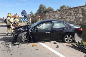 Imagen de archivo de un vehículo accidentado en una carretera de la región