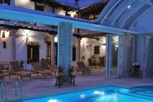 Imagen de la piscina cubierta del hotel