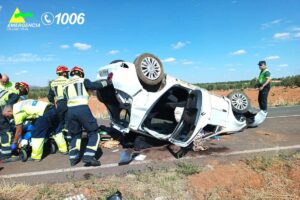 Imagen de los bomberos trabajando en la liberación del conductor