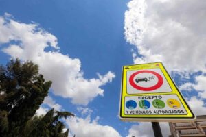Imagen de un cartel de zona de bajas emisiones en una ciudad española