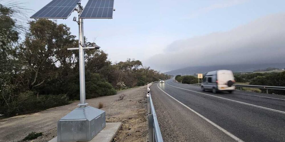 Imagen de un radar de tramo en una carretera española