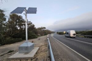 Imagen de un radar de tramo en una carretera española
