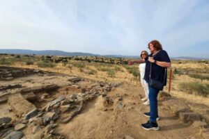 La viceconsejera de Cultura y Deportes, Carmen Teresa Olmedo, en su visita al santuario tartésico de Sisapo