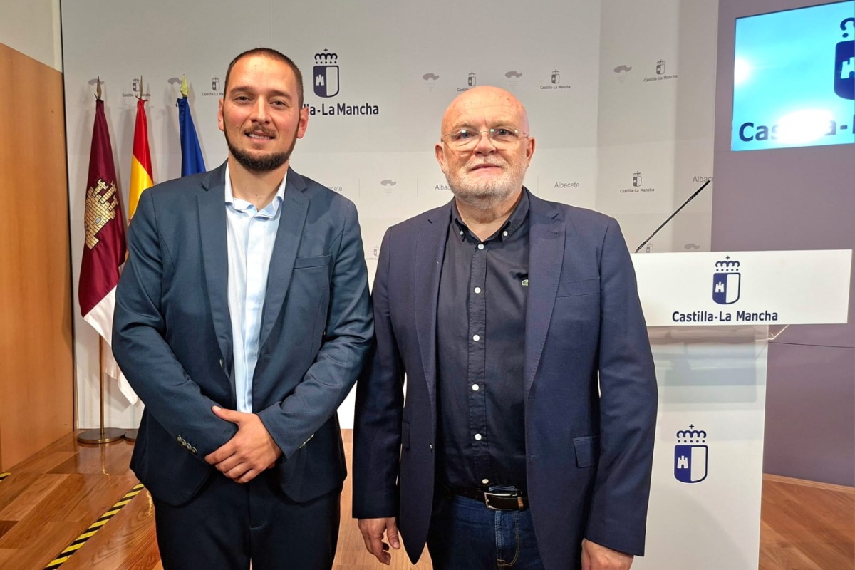 El delegado provincial de la Junta de Comunidades de Castilla-La Mancha en Albacete, Pedro Antonio Ruiz Santos, y el delegado de Hacienda, Administraciones Públicas y Transformación Digital, Sergio Marín