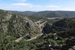 N-4 a su paso por Despeñaperros. Al fondo, la autovía A-4
