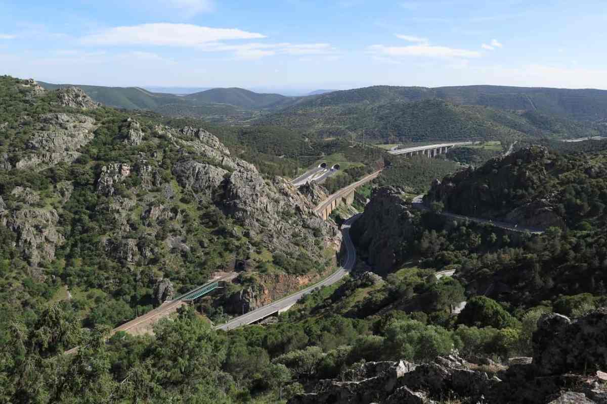 N-4 a su paso por Despeñaperros. Al fondo, la autovía A-4