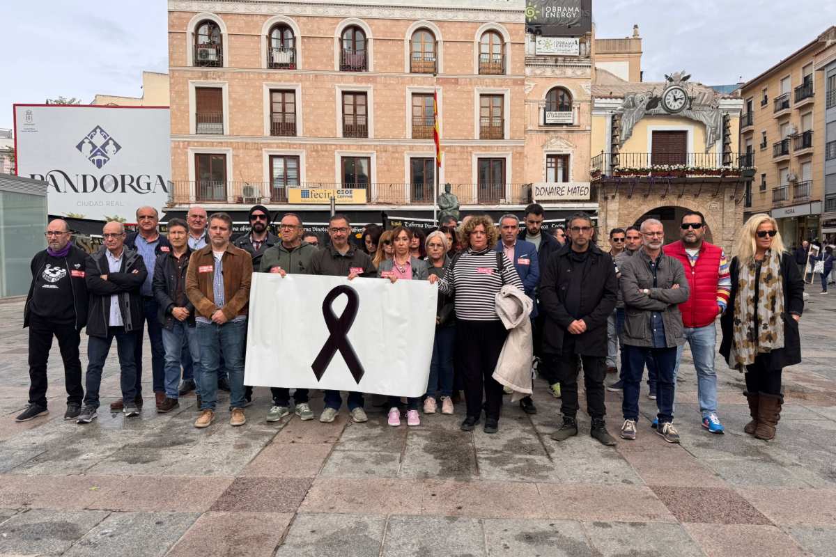 Protesta de UGT y CCOO frente a la sede de FECIR por la muerte de la trabajadora de Socuéllamos (1)