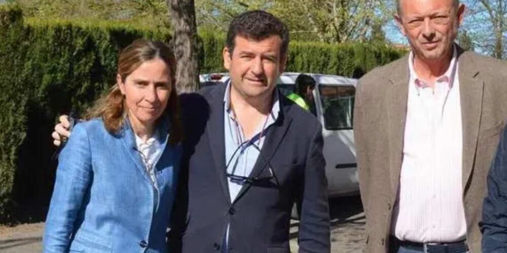 Regino Pérez (dcha) junto a Ricardo Chamorro y Milagros Calahorra, actuales concejales de Vox en Ciudad Real