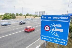 Un cartel indica un radar de prohibición de circular a más de 90 kilómetros por hora en una autovía.