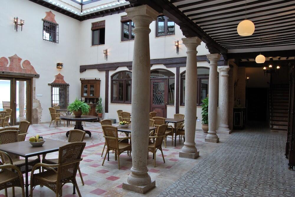 Uno de los patios del hotel