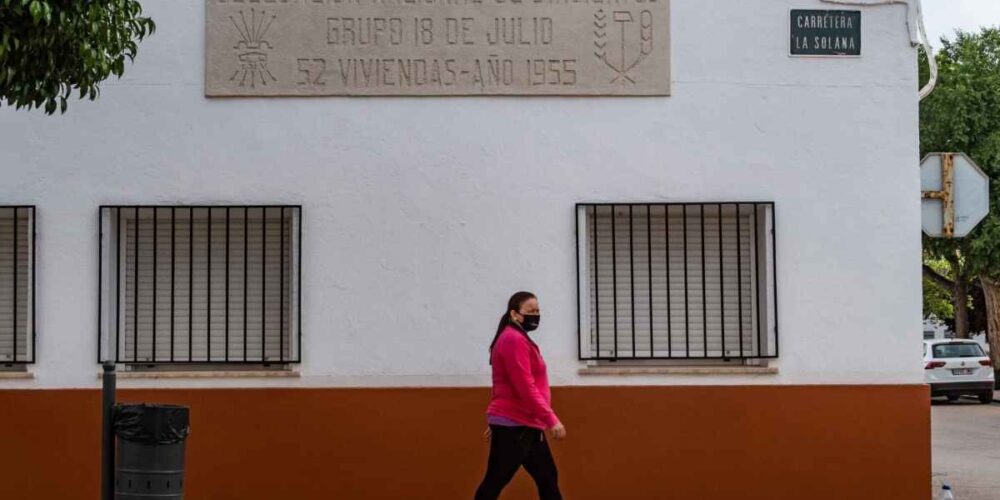 Vestigios franquistas en una calle de Manzanares