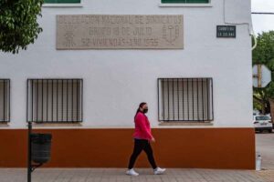 Vestigios franquistas en una calle de Manzanares