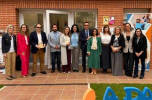 Autoridades y miembros del Tercer Sector que asistieron a la inauguración del nuevo centro de Apace en Toledo.