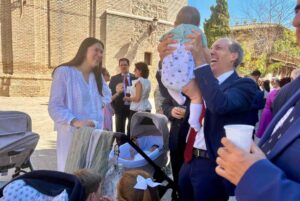 El diputado Manuel Arias, con un bebé en un pueblo toledano.