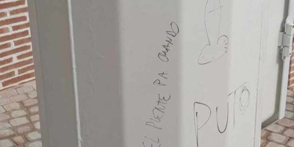 Mástil de la bandera de España que ha sido vandalizada. Foto: La Voz del Tajo.