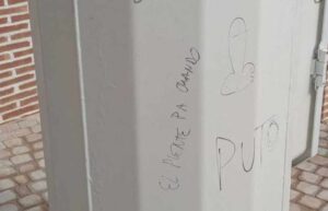 Mástil de la bandera de España que ha sido vandalizada. Foto: La Voz del Tajo.