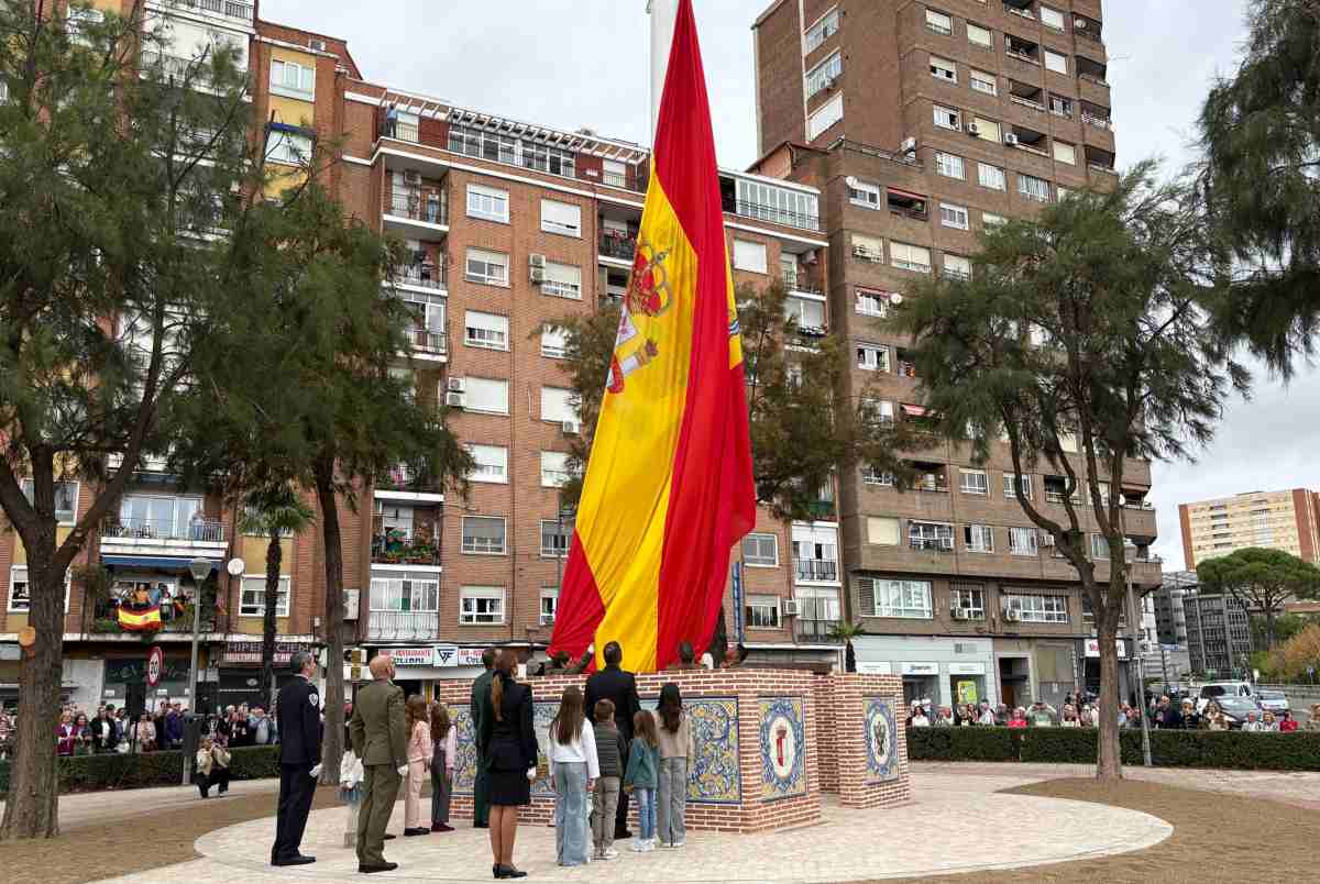 La bandera gigante de España que ya ondea en Talavera.