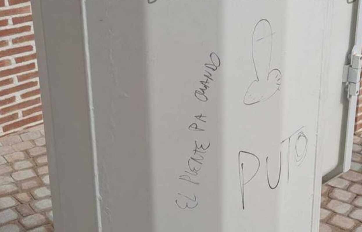 Mástil de la bandera de España que ha sido vandalizada. Foto: La Voz del Tajo.