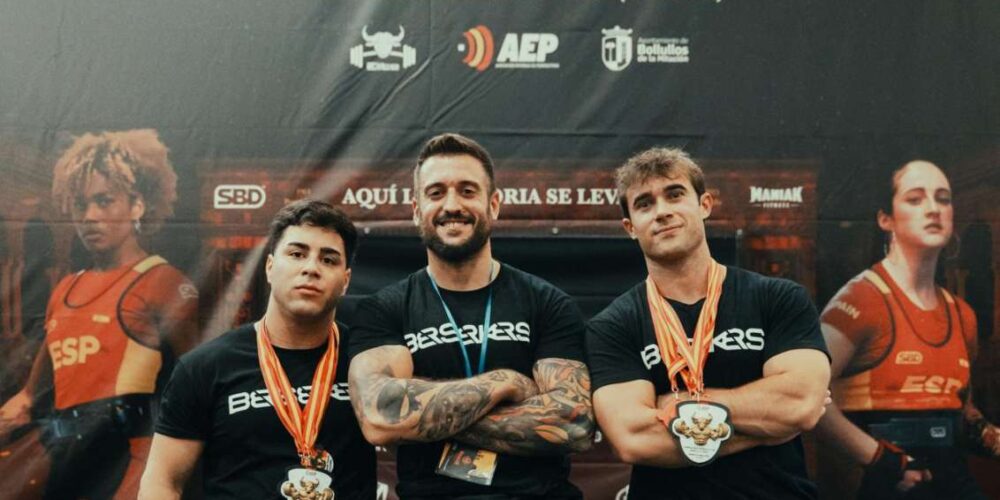 Andrés Fernández (izquierda) y Beto, junto a su entrenador, Óscar Sánchez.