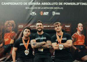 Andrés Fernández (izquierda) y Beto, junto a su entrenador, Óscar Sánchez.