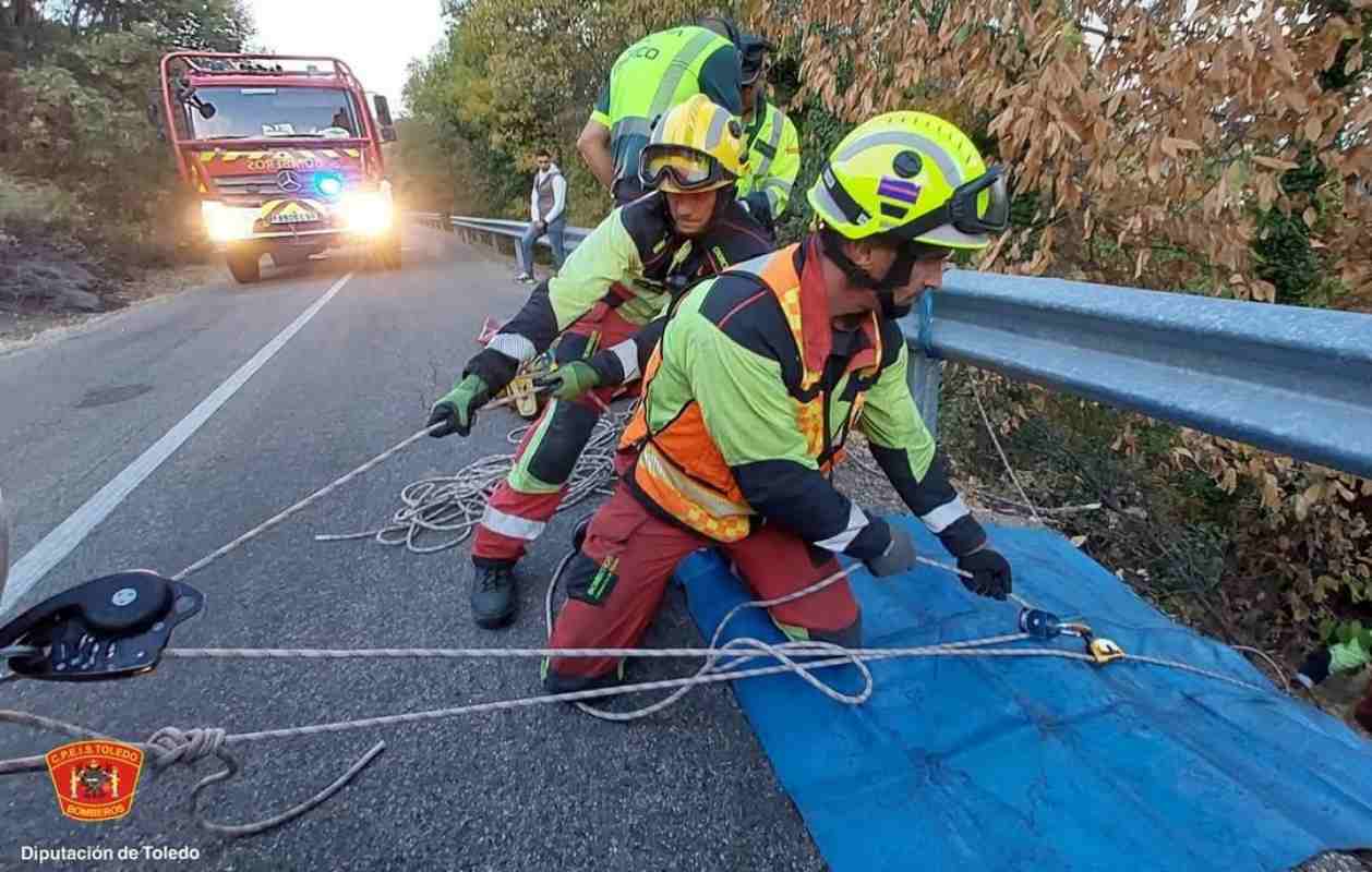 Imagen del rescate de un motorista por los Bomberos de Toledo.