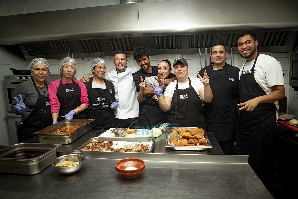 Carlos Maldonado, junto alumnos de su escuela. Foto: Rebeca Arango.