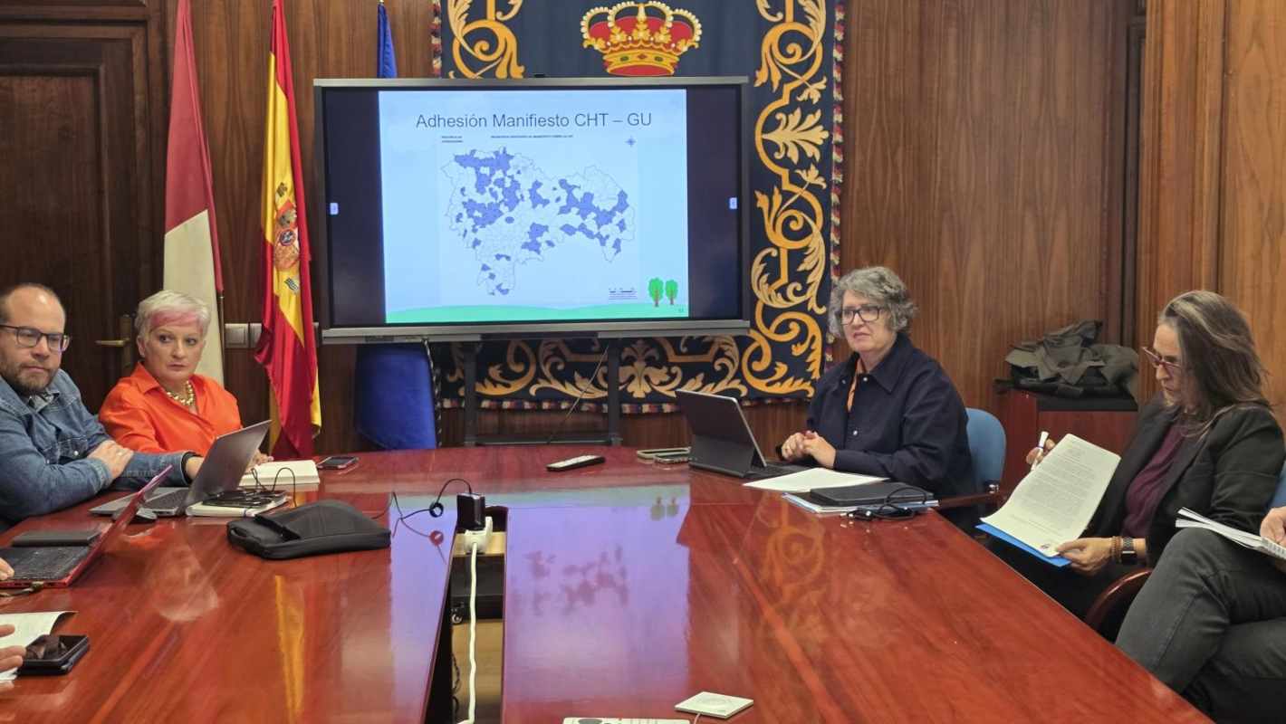 Reunión de Mercedes Gómez con las asociaciones que reclaman más agilidad de la CHT.