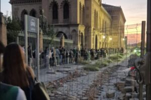 Colas de viajeros este miércoles en la estación de tren de Toledo. Foto: @avant_toledo