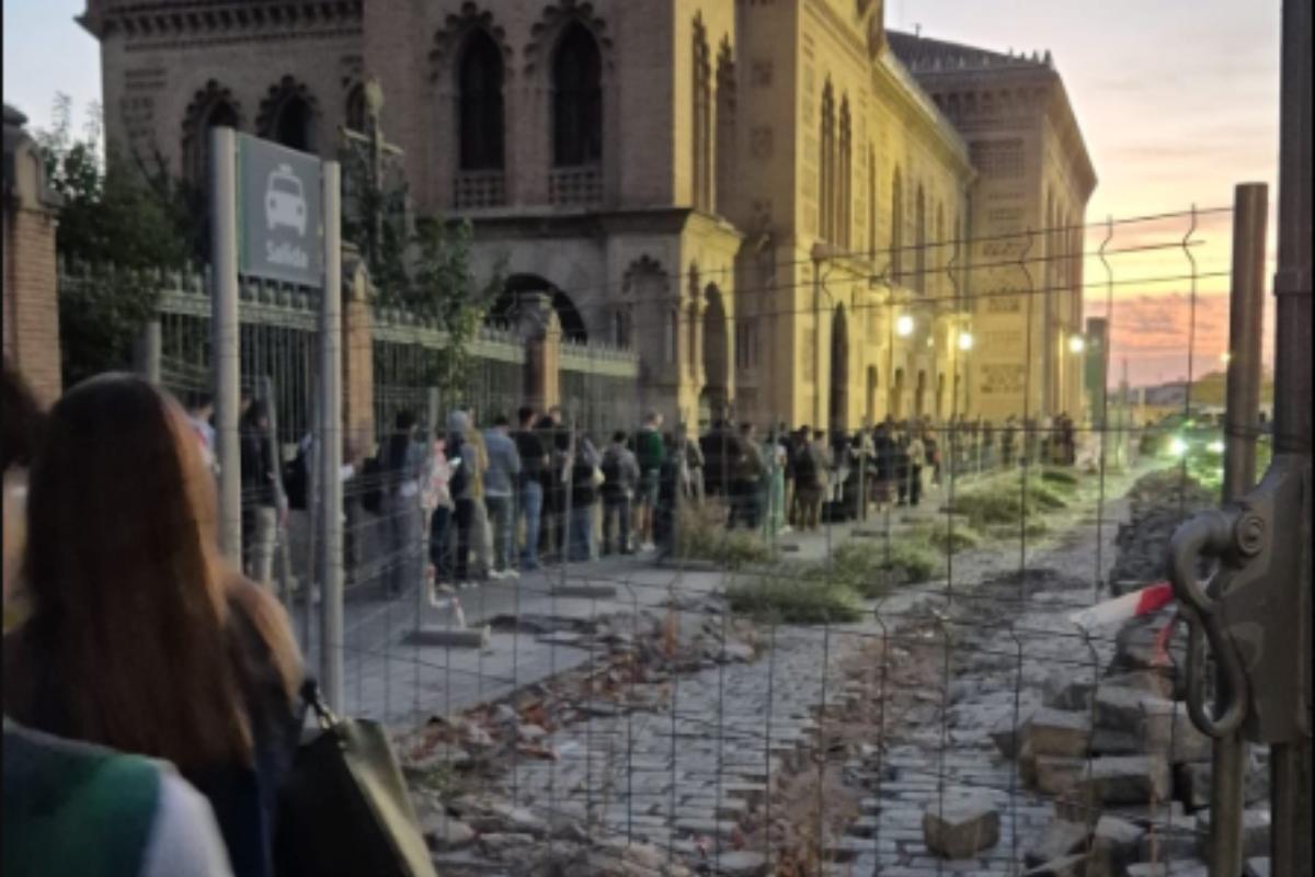 Colas de viajeros este miércoles en la estación de tren de Toledo. Foto: @avant_toledo