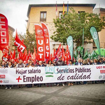 Protesta de CCOO, UGT y CSIF ante la Delegación del Gobierno en Toledo. Foto: Rebeca Arango.
