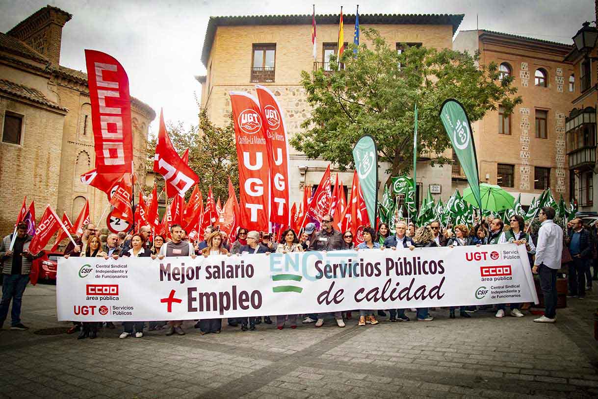 Protesta de CCOO, UGT y CSIF ante la Delegación del Gobierno en Toledo. Foto: Rebeca Arango.