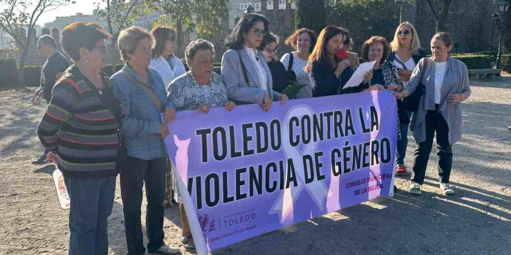 Concentración mensual contra la violencia de género convocada por el Consejo Local de la Mujer.