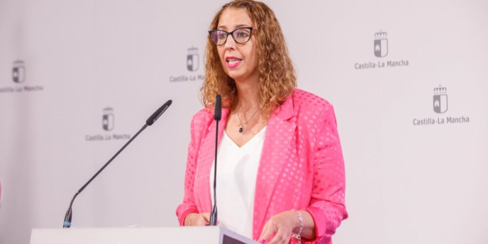 La consejera de Igualdad, Sara Simón, en el Palacio de Fuensalida. (Fotos: D. Esteban González // JCCM)