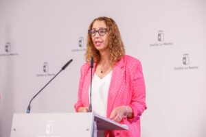 La consejera de Igualdad, Sara Simón, en el Palacio de Fuensalida. (Fotos: D. Esteban González // JCCM)