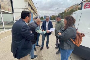 El concejal de Urbanismo, Julián Garijo, analizando los planos del nuevo desarrollo urbanístico en Albacete.
